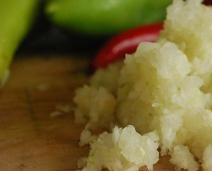 1. Этап. Яичница по-еврейски: Мелко нарежьте репчатый лук.