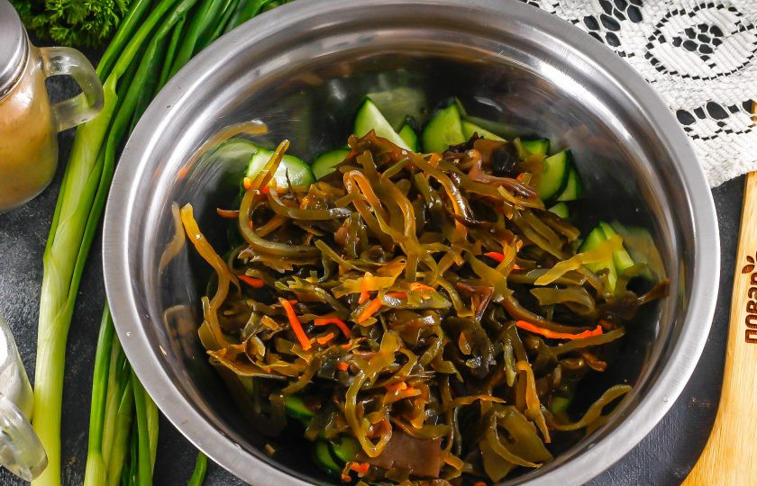 1. Этап. Салат с морской капустой и свежим огурцом: Выложите морскую капусту, отжав ее от маринада. Можно приобретать маринованную капусту с различными добавками: морковью, грибами и т.д.