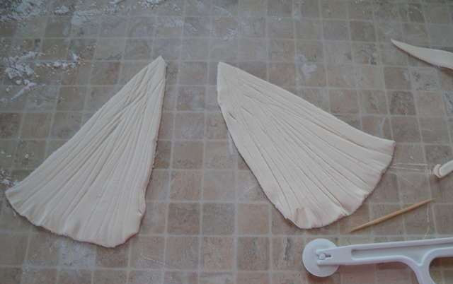 1. Этап. Торт Рыбка: Вырезаем плавнички.