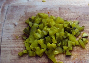 1. Этап. Суп с курицей и гречкой: Нарезаем соленые огурцы на небольшие кубики.