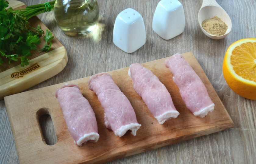 1. Этап. Мясные рулетики с сюрпризом: Сверните рулетики. Если вы хорошо отбили мясо, то рулетики получатся ровными и красивыми, и не будут разворачиваться.