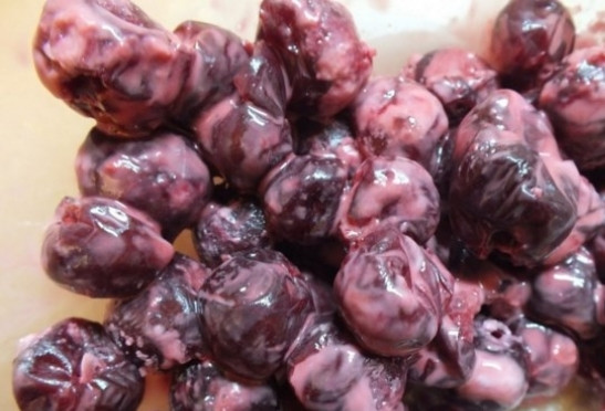 1. Этап. Лаваш с вишней: Вишню смешайте с крахмалом.