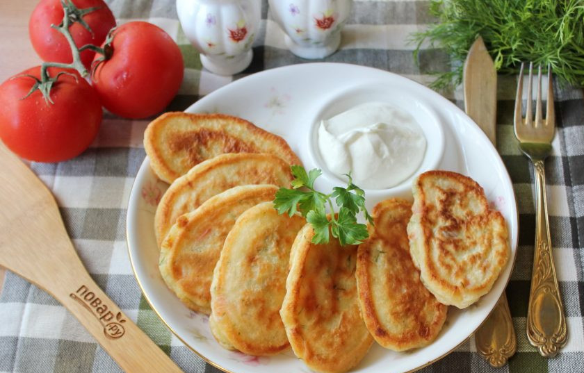 1. Этап. Оладьи с помидорами и сыром: Оладьи с помидорами и сыром готовы. Подавайте к столу со сметаной.