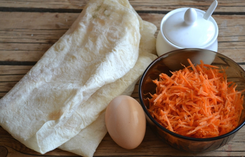 1. Этап. Рулетики из лаваша с корейской морковкой: Подготовьте все необходимые ингредиенты. Яйцо отварите, приготовьте корейскую морковь.