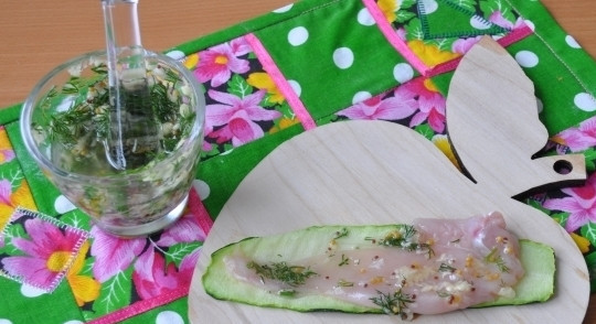 1. Этап. Нежные рулетики из кабачков с куриным филе: На каждый запеченный кабачок выкладывайте немного заправки, а на нее сверху кусочек отбитого куриного филе. Посолите ингредиенты по вкусу.