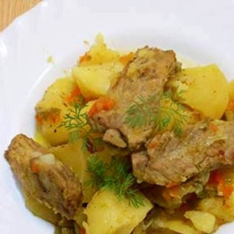 Ребрышки ягненка, тушенные с картошкой