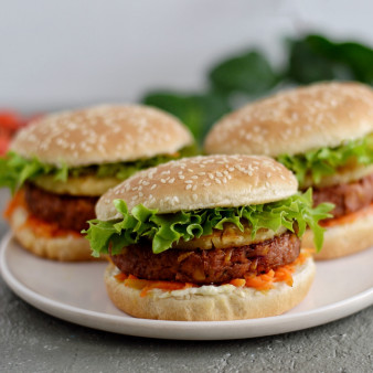 Бургер с ананасом