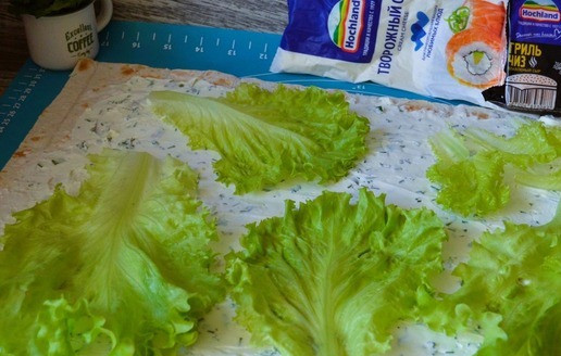 Рулет из лаваша с мясной нарезкой 1. Этап. Рулет из лаваша с мясной нарезкой: Лаваш намазать смесью. Разложить сверху листья салата.