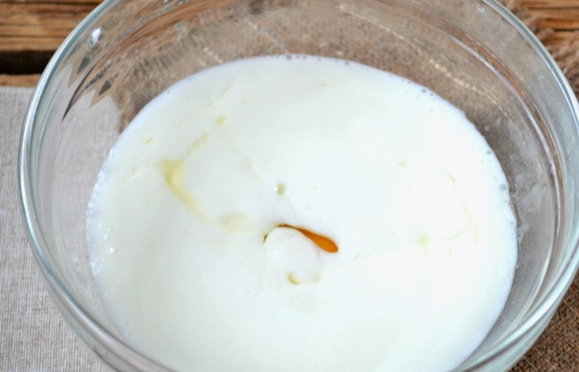 1. Этап. Пирожки с луком на кефире: Добавьте 1 яйцо и подсолнечное масло.