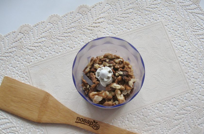 1. Этап. Сметанный торт с грецкими орехами: Грецкие орехи измельчите в блендере или любым другим способом.