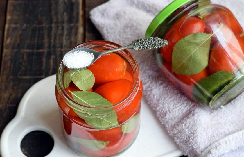 1. Этап. Помидоры с вишневыми листьями на зиму: Рассолом залейте помидоры в банках. Прямо в банки добавьте лимонную кислоту. Дайте постоять 1 минуту для выхода пара. Банки туго закрутите винтовыми или жестяными крышками, используя кухонный ключ для закатки. Переверните банки с содержимым на бок, проверяя на надежность закрутки, рассол не должен просачиваться.