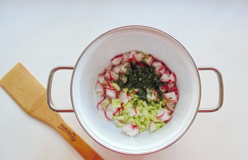 1. Этап. Холодный латышский суп: Добавьте нарезанную петрушку или укроп. Можно и то и другое.