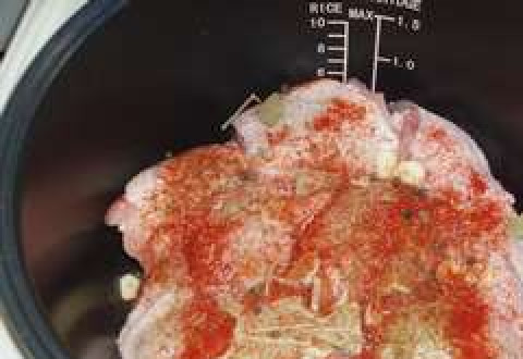 1. Этап. Жареные куриные окорочка: Посыпаем и их сверху специями и приправами. Будет интересно, если специи на этот раз будут другими.