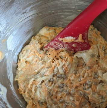 1. Этап. Морковные булочки Гулеродсбруд: Перемешать силиконовой лопаткой, тесто стало жидким.