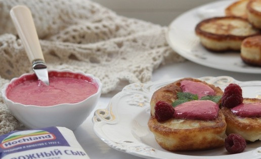 1. Этап. Творожно-ягодный соус: Очень вкусно подавать к оладьям.