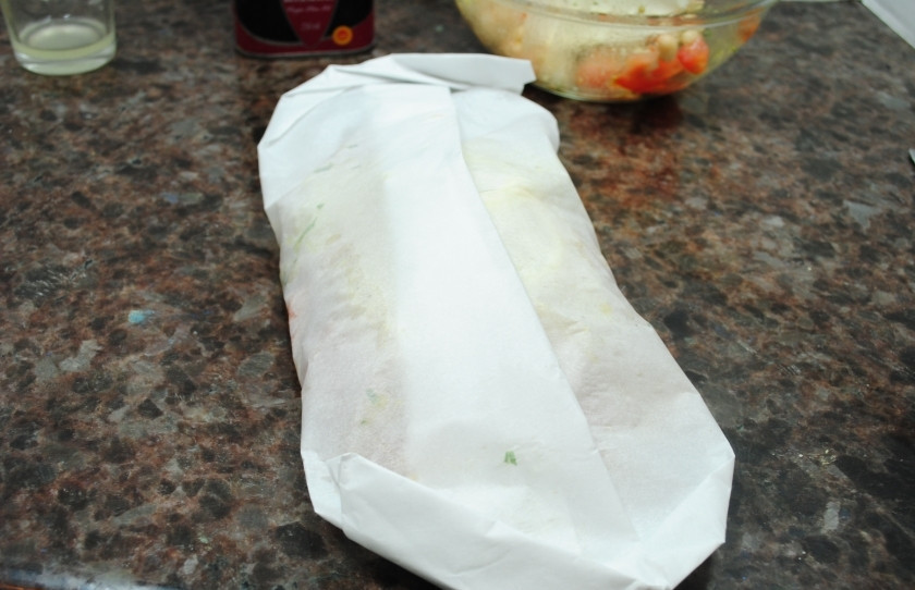 1. Этап. Палтус с овощами в духовке: Аккуратно укутайте всё фольгой или бумагой для запекания. Выпекайте в разогретой до 220 градусов духовке 20 минут.