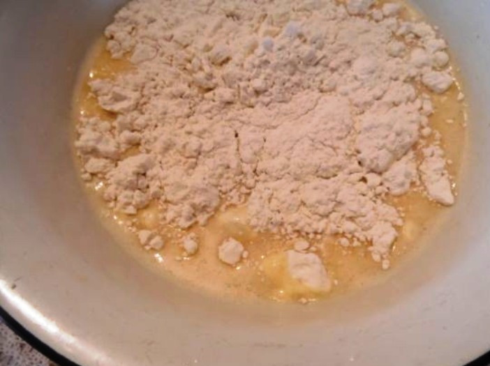 1. Этап. Пирог с вишней на кефире: Добавьте кефир, молоко, соду, ваниль, растопленный маргарин и муку. Хорошо перемешайте венчиком.