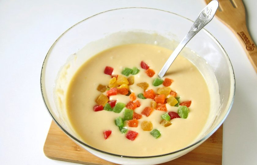 1. Этап. Кулич в микроволновке: Перемешайте все еще раз и добавьте цукаты.