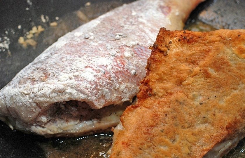 1. Этап. Запеченный окунь: Рыбу достаем из маринада и обваливаем в муке. Сковороду раскаляем на сильном огне и вливаем в нее оливковое масло (достаточно много) и обжариваем рыбу с двух сторон до румяной корочки.