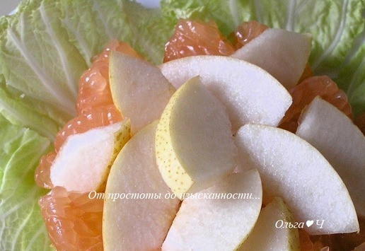 1. Этап. Салат Коралловый жемчуг: Добавьте ломтики груши, разрезанной на 4 части.