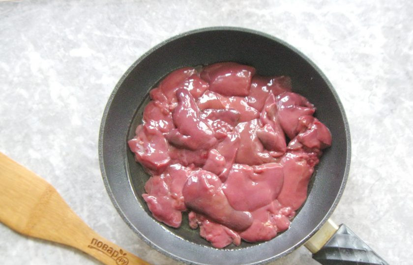 1. Этап. Куриная печень с луком и белым вином: Печень промойте, удалите прожилки и разрежьте на две части. Выложите в горячую сковороду с подсолнечным маслом. Влейте лимонный сок.