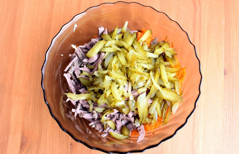 1. Этап. Салат с сердцем, морковью и луком: Смешайте с овощами. Добавьте мелко нашинкованные огурцы и пропущенный через пресс чеснок.