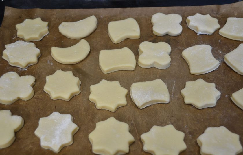 1. Этап. Уральское печенье: Присыпьте рабочую поверхность стола мукой, разделите тесто на 2 части, раскатайте тесто в пласт толщиной не менее 1 см, формочкой вырежьте печенье. Если нет специальной выемки для печенья, можно нарезать печенье стаканчиком, рюмкой. Привлеките для этого увлекательного занятия детей, им очень понравится вырезать печенье. Выложите печенье на лист для выпечки. Выпекайте в духовке 20-25 минут при температуре 180 градусов.