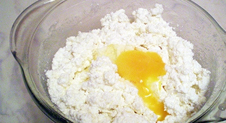 1. Этап. Песочный пирог с творожной начинкой: Все ингредиенты для начинки поместите в миску и перемешайте.