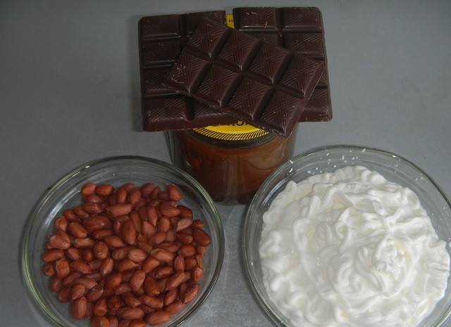 1. Этап. Крем для медовика со сгущенкой: Подготовьте ингредиенты для крема. Советую орешки обжарить (так, кстати, шелуха проще счищается) и измельчить (я делаю это в блендере, только не переусердствуйте: ореши не должны быть чересчур мелкими).