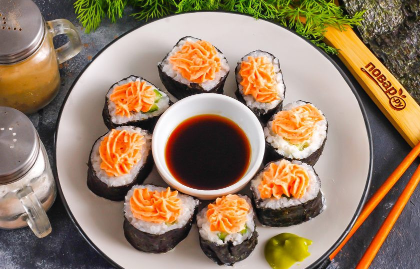 1. Этап. Спайси роллы: Выложите на роллы спайси соус с помощью кондитерского шприца или пакета. Подайте красочные роллы к столу.