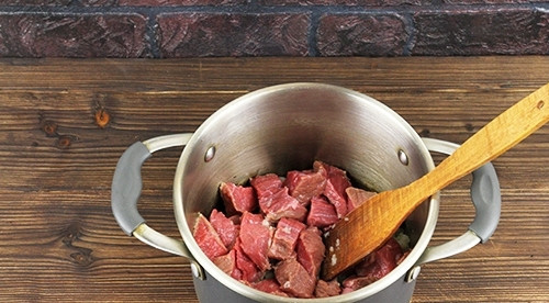 1. Этап. Шорпо: Промойте и нарежьте средними кусками мясо. Добавьте его к луку. Жарьте до испарения жидкости.