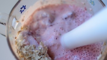 1. Этап. Клубничный смузи с овсянкой: Блендером все измельчить.