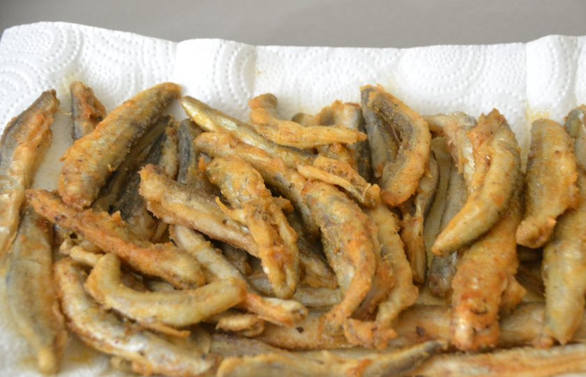 1. Этап. Мойва в масле: Обжаренные рыбки выкладывайте на бумажное полотенце, чтобы избавиться от излишков жира.