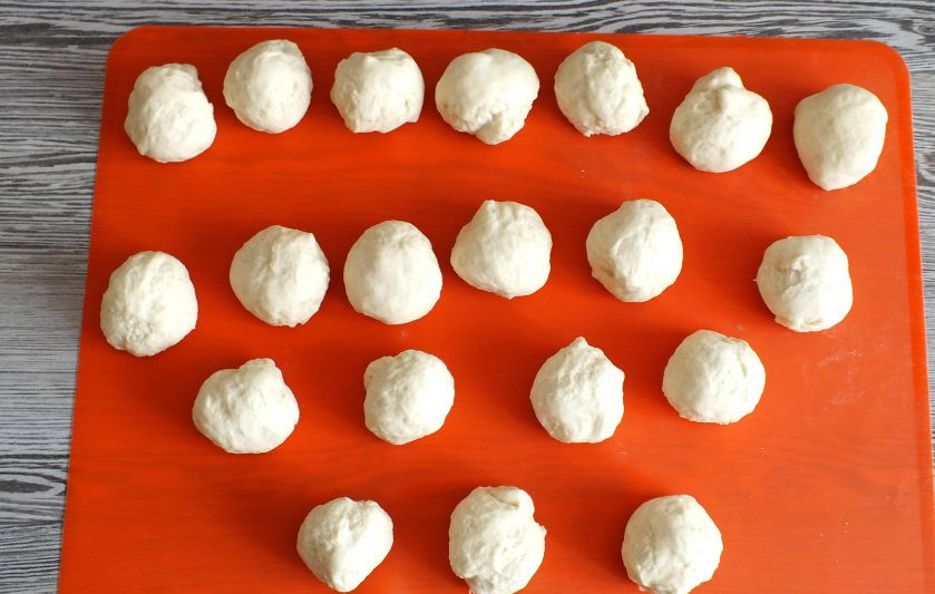 1. Этап. Жаворонки на Сретение: Тесто разделите на части с одинаковым весом. У меня получилось 20 частей по 34 грамма.