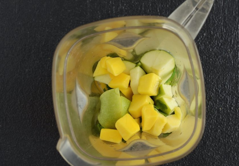 1. Этап. Смузи с петрушкой: Измельчите все ингредиенты в блендере.