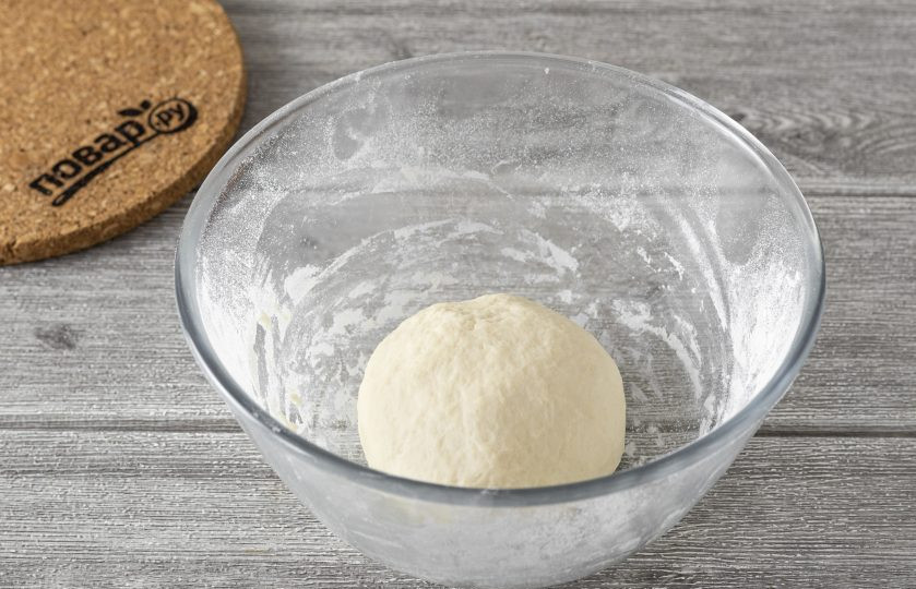 1. Этап. Лепешки с брокколи: Выместите тесто около 5 минут, чтобы оно перестало липнуть к рукам. При необходимости можно добавить немного муки. Накройте тесто и оставьте на 20 минут полежать.