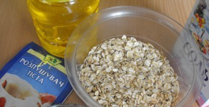 1. Этап. Печенье без масла и маргарина: 1. Печенье готовится элементарно и для его приготовления нам не понадобится масло или маргарин. Овсянку нужно измельчить в кофемолке до образования муки.