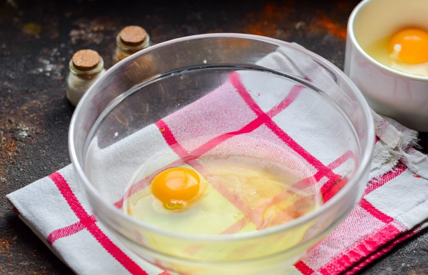 1. Этап. Омлет по Дюкану: Добавьте к белкам один куриный желток.