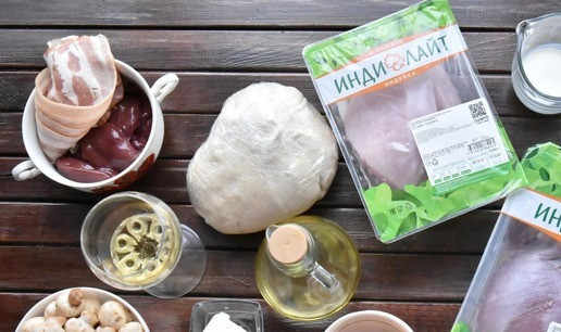 1. Этап. Страсбурский пирог: Для начала подготовим продукты. В блюде используется печень, красное и белое мясо. Идеально будет использовать в качестве белого мяса филе грудки индейки 