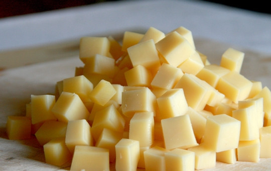 1. Этап. Салат из кукурузы и сухариков: 3. Твердый сыр также нарезаю небольшими кубиками.