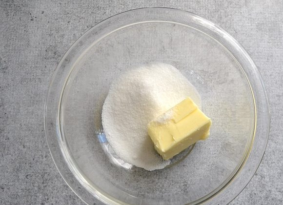 1. Этап. Очень простое печенье: 1. В миску выложите мягкое сливочное масло и 3 ложки сахара.