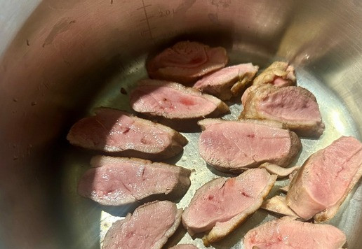 1. Этап. Утиная грудка в капусте: Я грудки потом порезал. Ломтиками. Хотя, если кому лень, можно этого и не делать. И выложил эти ломтики на дно кастрюли. Лучше бы, конечно, было взять чугунок, но и нержавеющая с толстым дном вполне сошла.