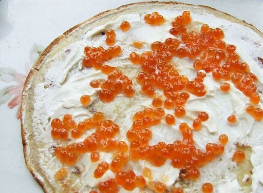 1. Этап. Блинчики с икрой красной: 5. Выложить икру, распределив по всей поверхности.