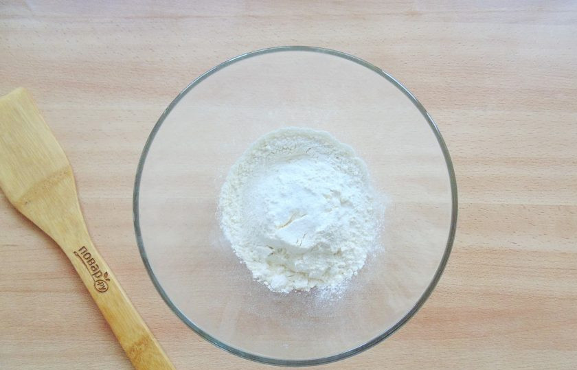 1. Этап. Лотарингский киш: В миску насыпьте соль и муку.