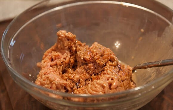 1. Этап. Мясо в рисовой бумаге: 2. Выложите в мисочку фарш, аккуратно перемешайте и оставьте минут на 10-15.