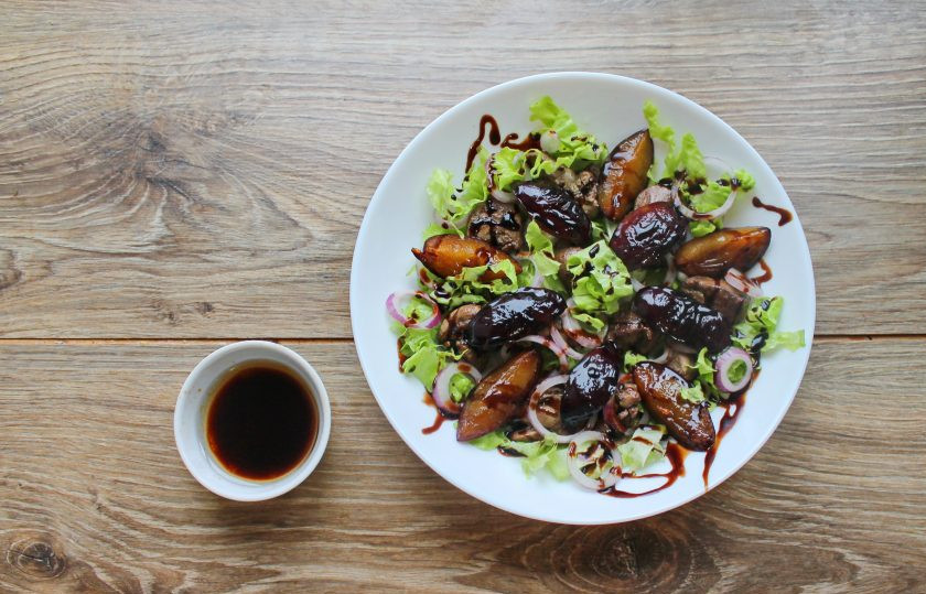 1. Этап. Салат с печенью и карамелизированными сливами: Соевый соус смешайте с растительным маслом и полейте салат. Нанесите на салат бальзамический крем и подавайте к столу.