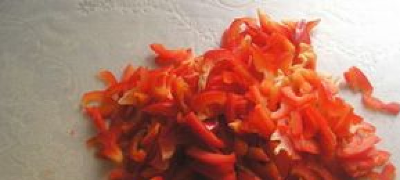 1. Этап. Рулет из лаваша с курицей: Болгарский перец нарезаем на мелкие кусочки.