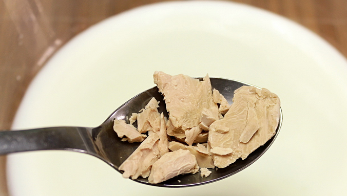 1. Этап. Тесто для осетинских пирогов: Слегка подогреваем кефир, добавляем в него свежие прессованные дрожжи (их нужно раскрошить).