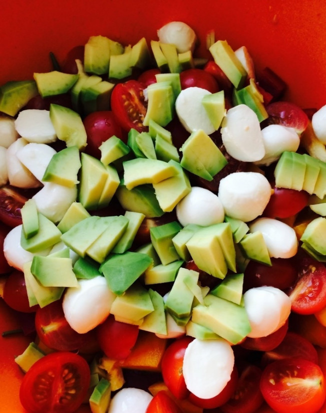 1. Этап. Салат с соусом Наршараб: Теперь добавьте порезанную моцареллу и авокадо.