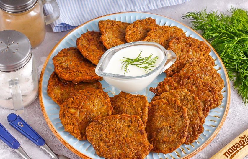 1. Этап. Печеночные оладьи с картофелем: Выложите теплые печеночные оладьи на тарелку и подайте к столу со сметаной или густым классическим йогуртом.